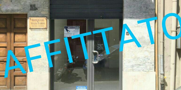 Locale commerciale in locazione ad un isolato da Via Sparano