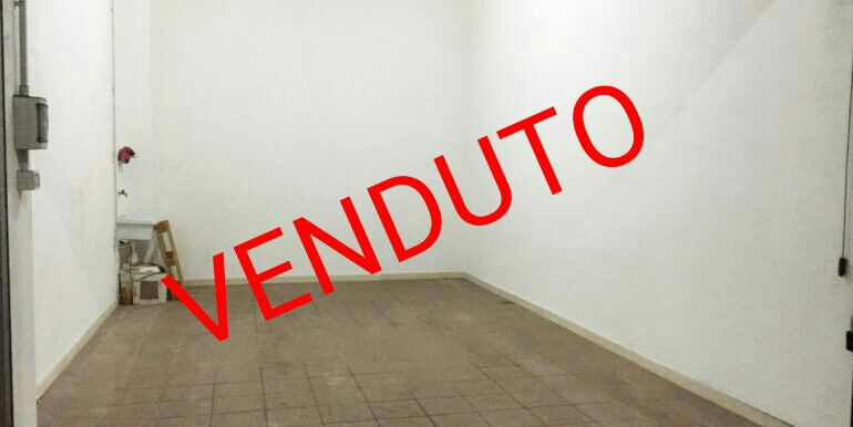 Box auto 30 mq adiacenze sede regione Puglia via Capruzzi