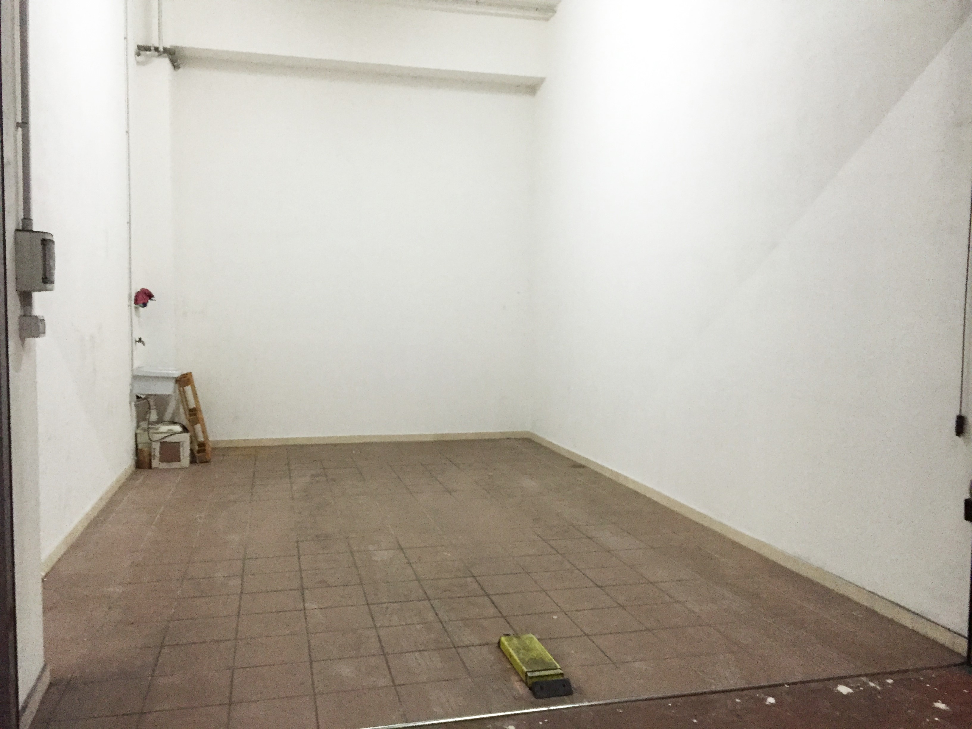 Box auto 30 mq adiacenze sede regione Puglia via Capruzzi