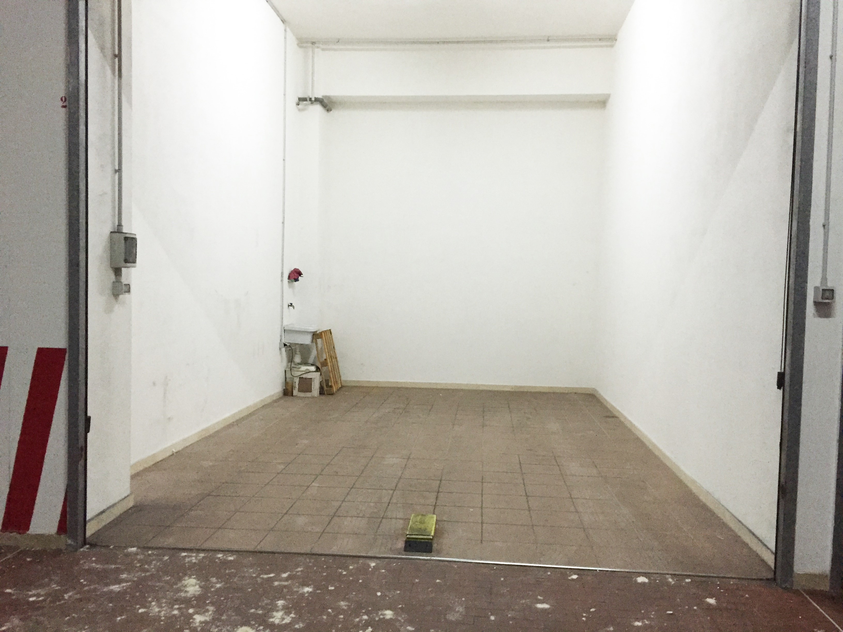 Box auto 30 mq adiacenze sede regione Puglia via Capruzzi