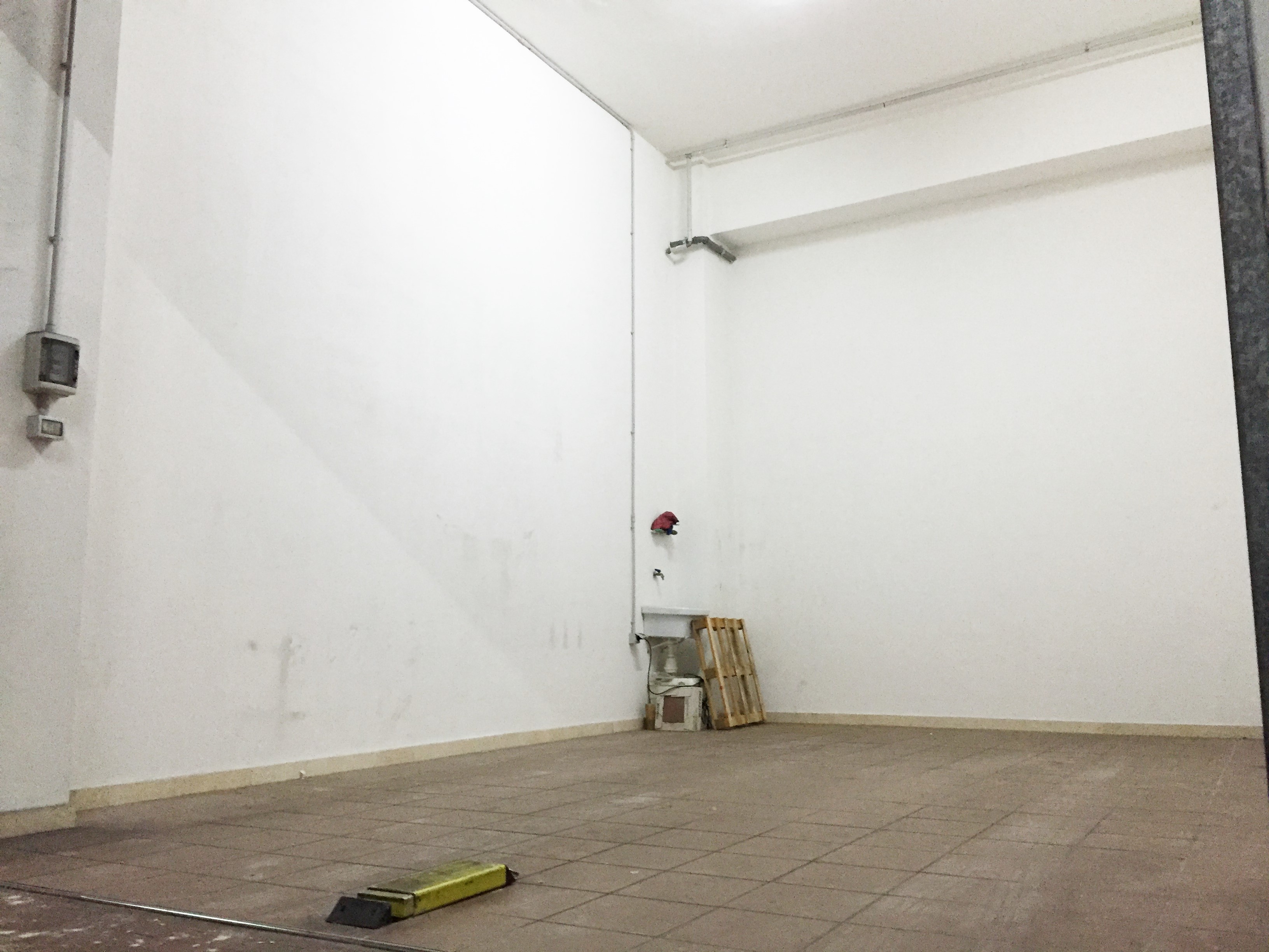 Box auto 30 mq adiacenze sede regione Puglia via Capruzzi