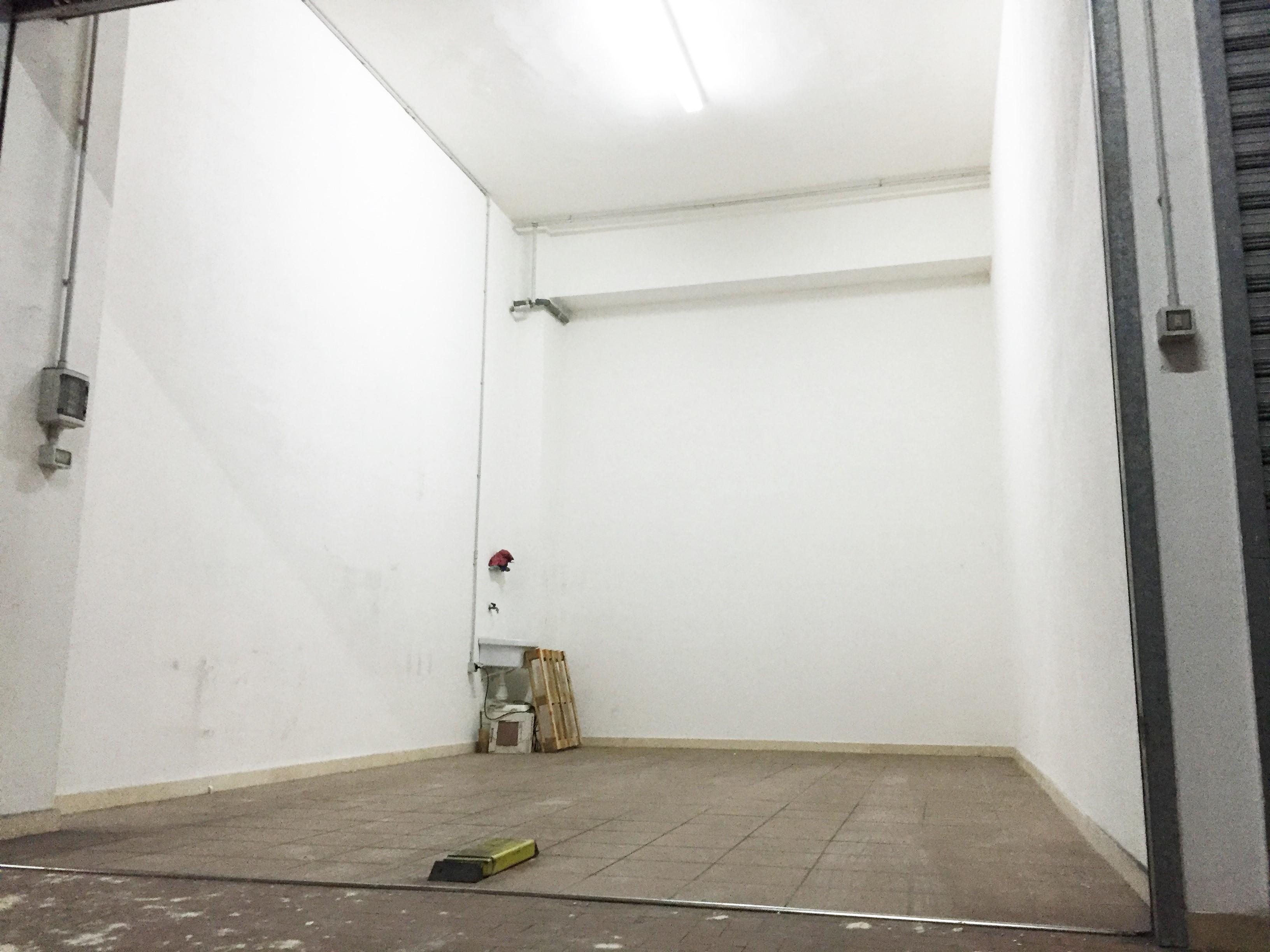 Box auto 30 mq adiacenze sede regione Puglia via Capruzzi