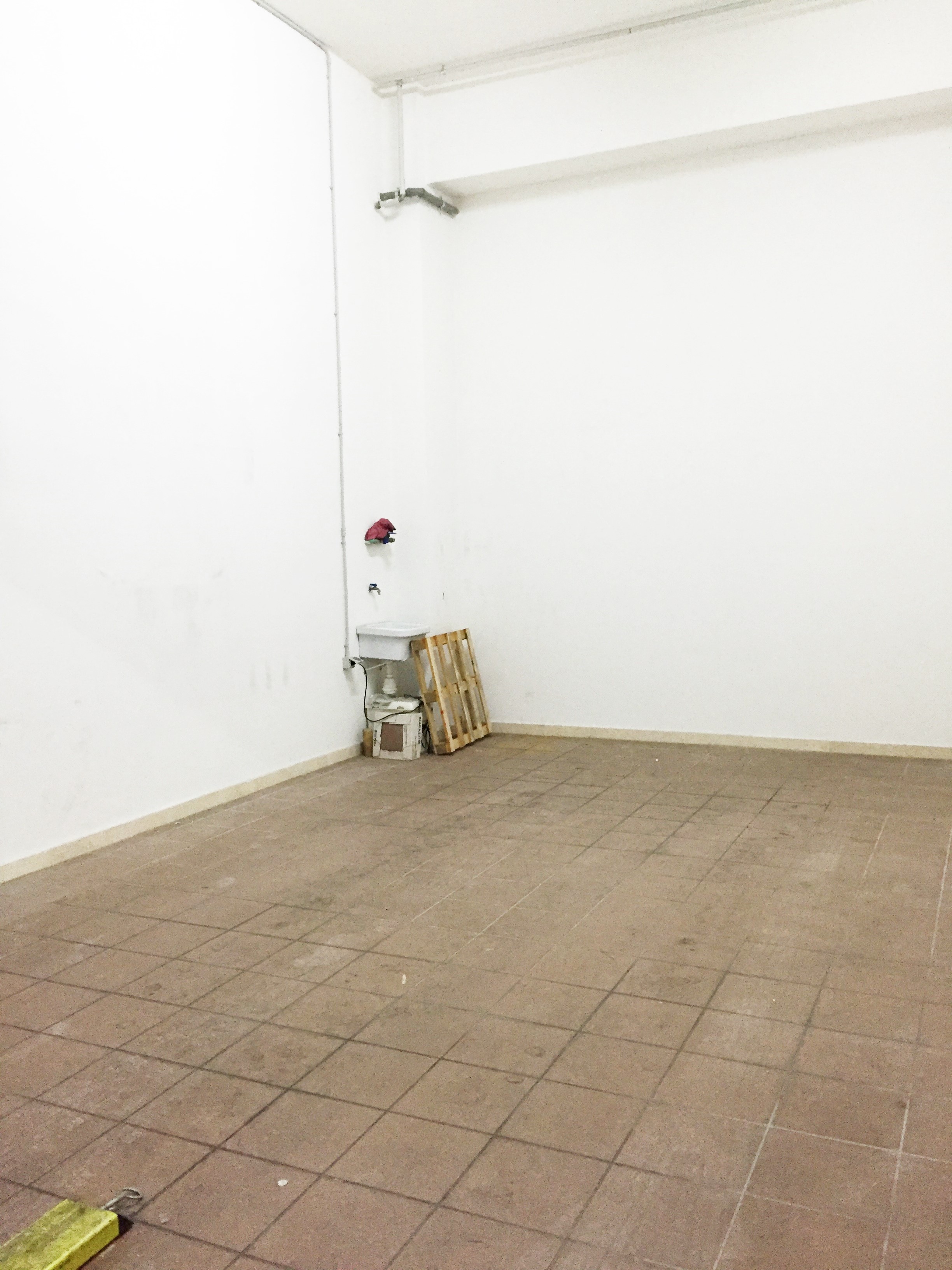 Box auto 30 mq adiacenze sede regione Puglia via Capruzzi
