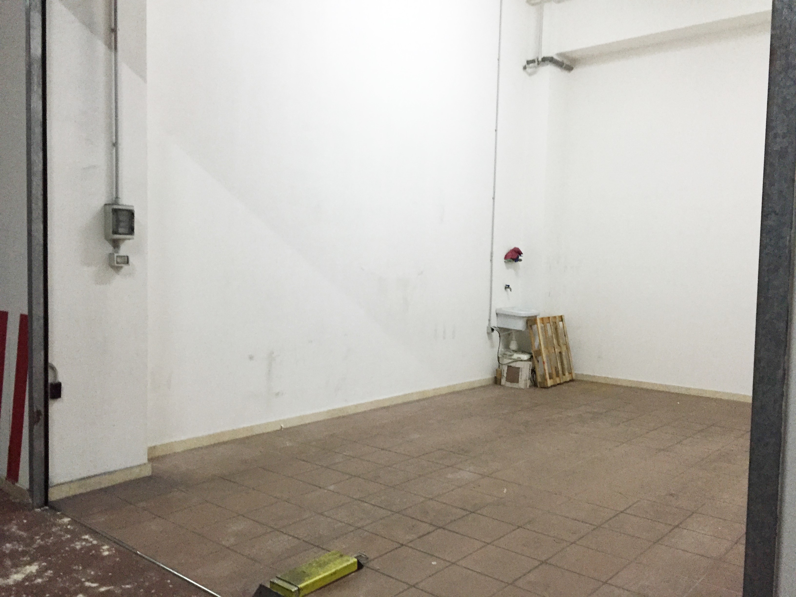 Box auto 30 mq adiacenze sede regione Puglia via Capruzzi