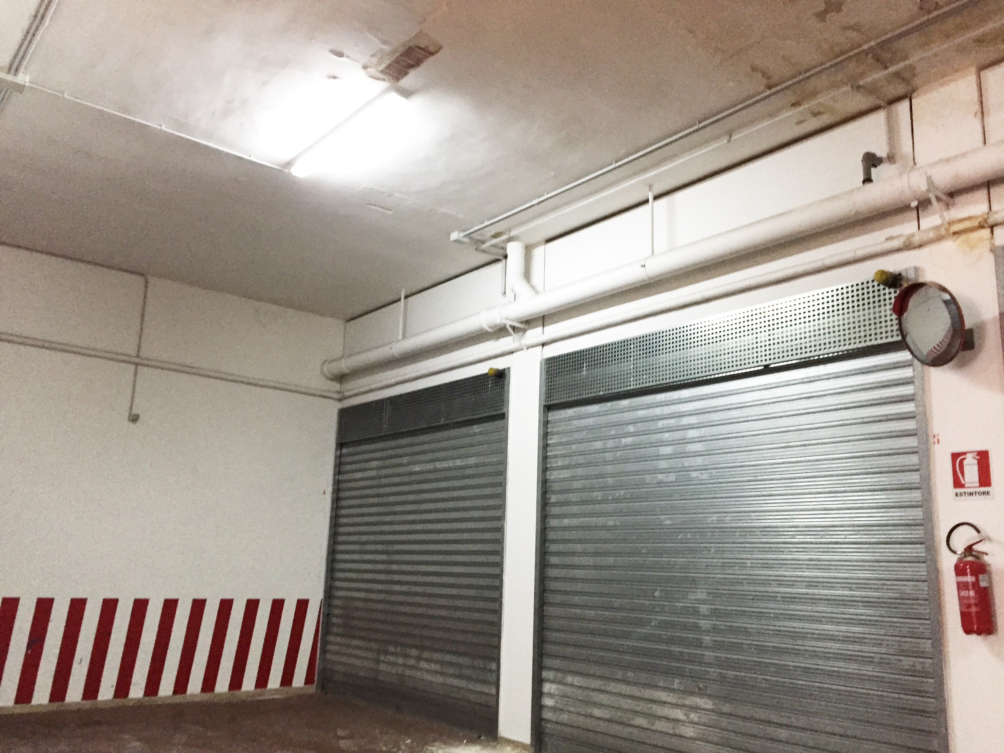 Box auto 30 mq adiacenze sede regione Puglia via Capruzzi