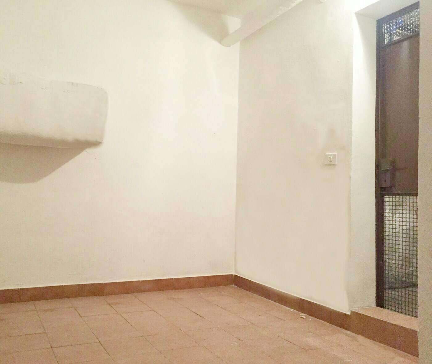 Cantinola/deposito in via De Rossi