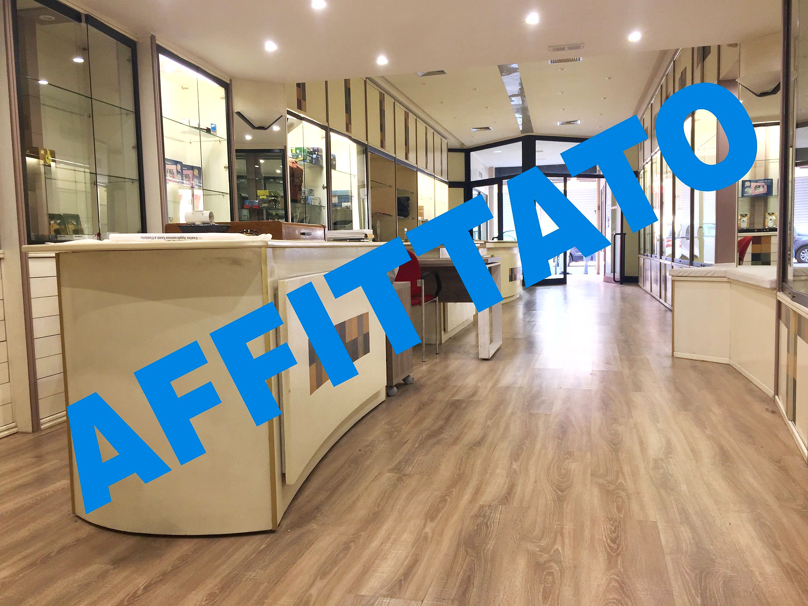 Locale commerciale uso ottica 170 mq nel cuore umbertino di Bari