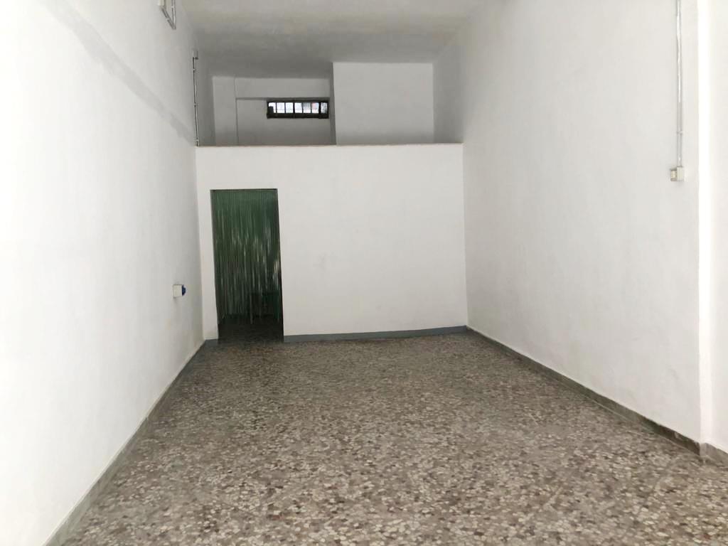 Vendesi locale viale Imperatore Traiano10/D con predisposizione canna fumaria