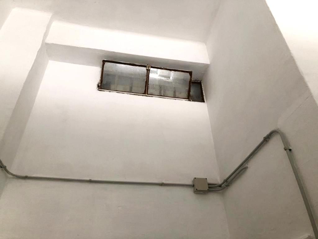 Vendesi locale viale Imperatore Traiano10/D con predisposizione canna fumaria