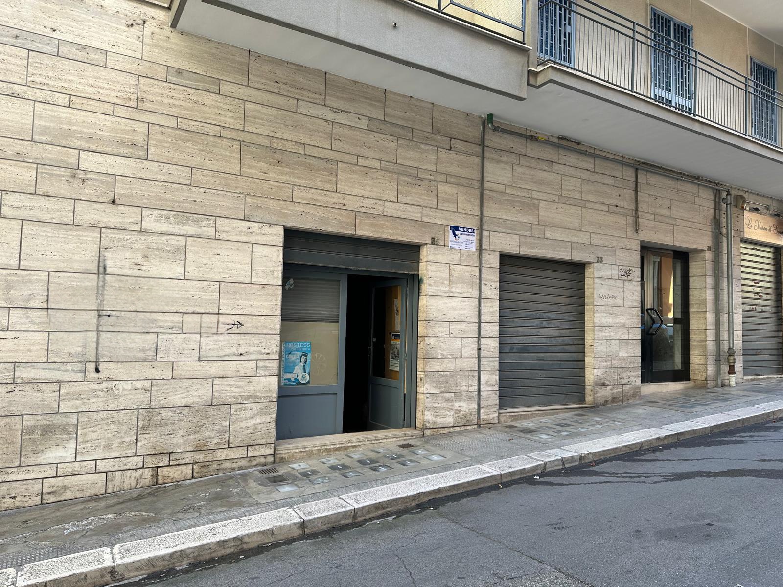 Locale in vendita con due accessi e volte alte zona centrale Bari