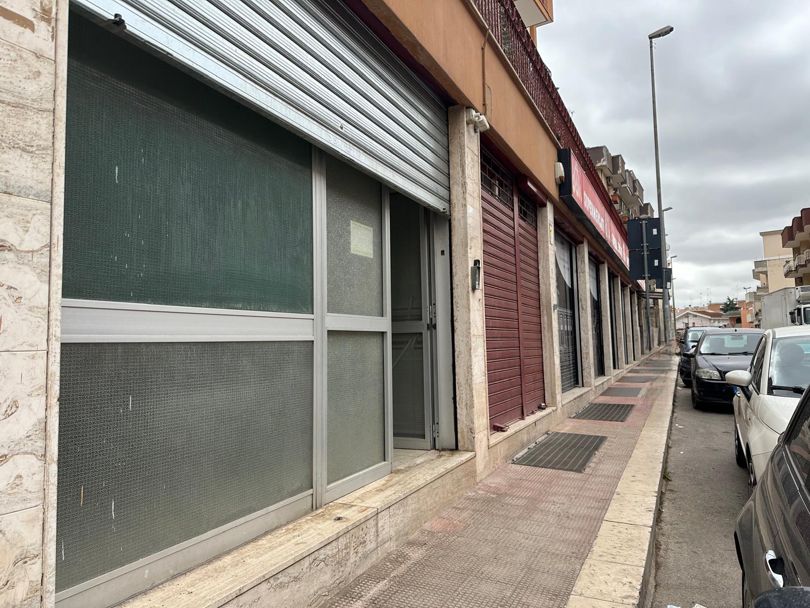 Locale 5 vetrine in viale Kennedy Triggiano in locazione