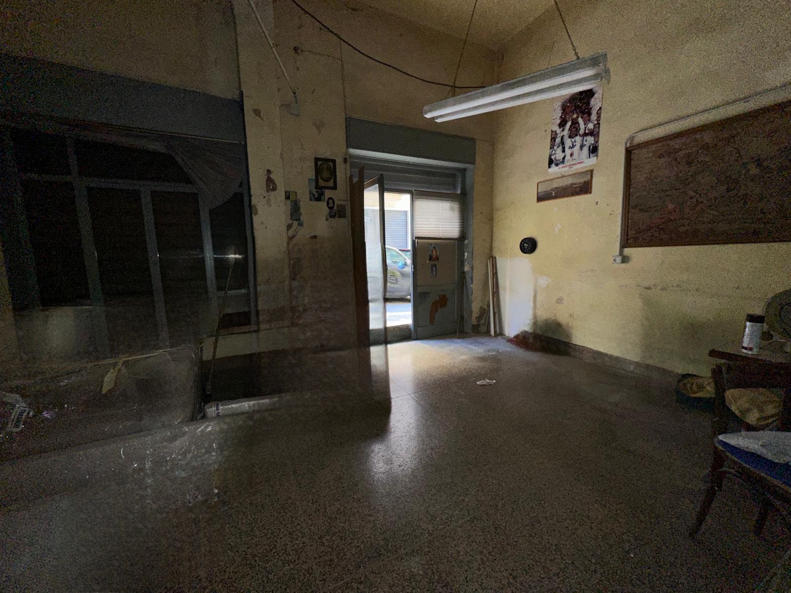 Locale in vendita con due accessi e volte alte zona centrale Bari