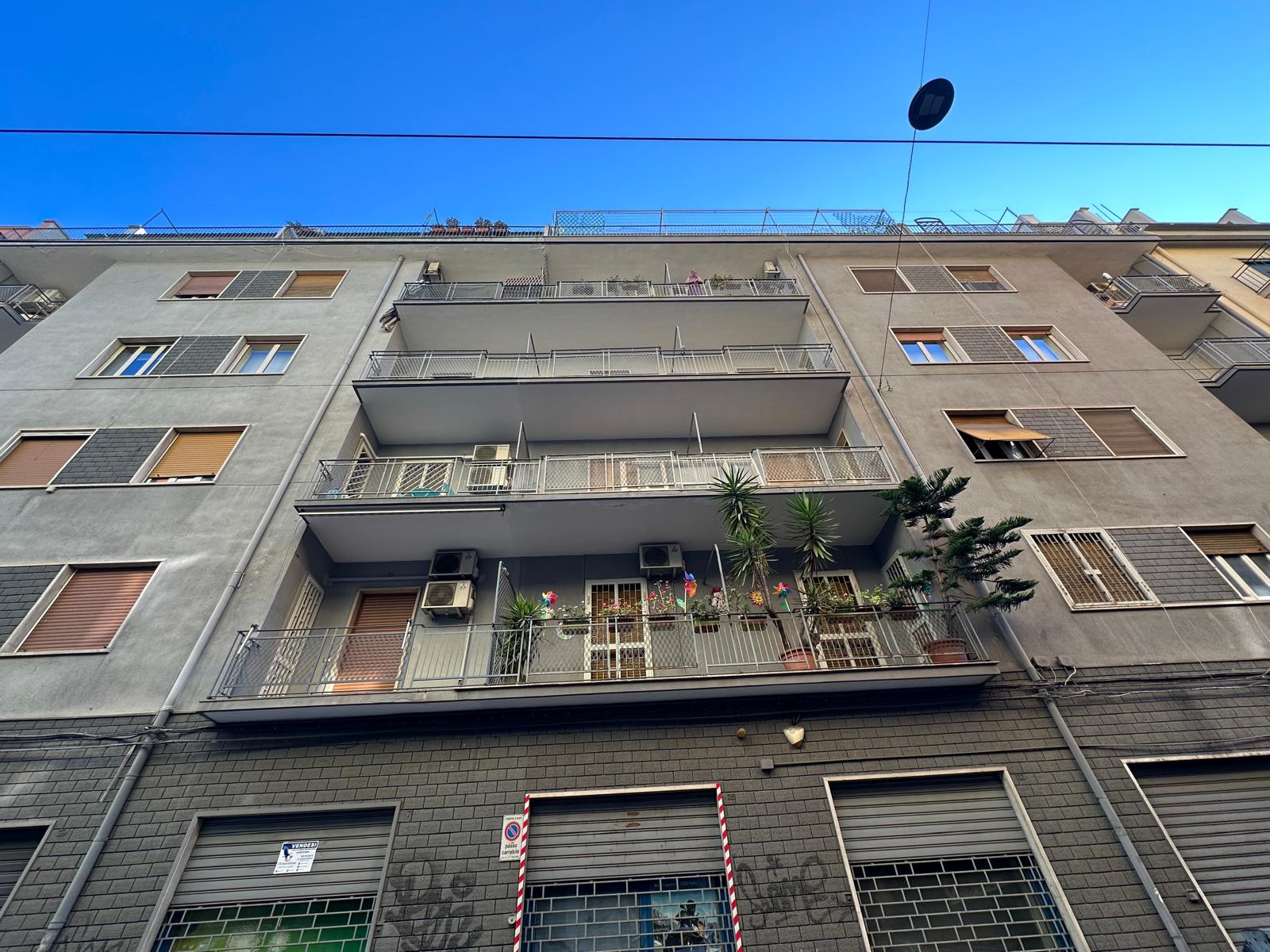 LOCALI 5 VETRINE 420 MQ PT OLTRE DEPOSITO 270 MQ VIA LATTANZIO 27-31-33-35-37