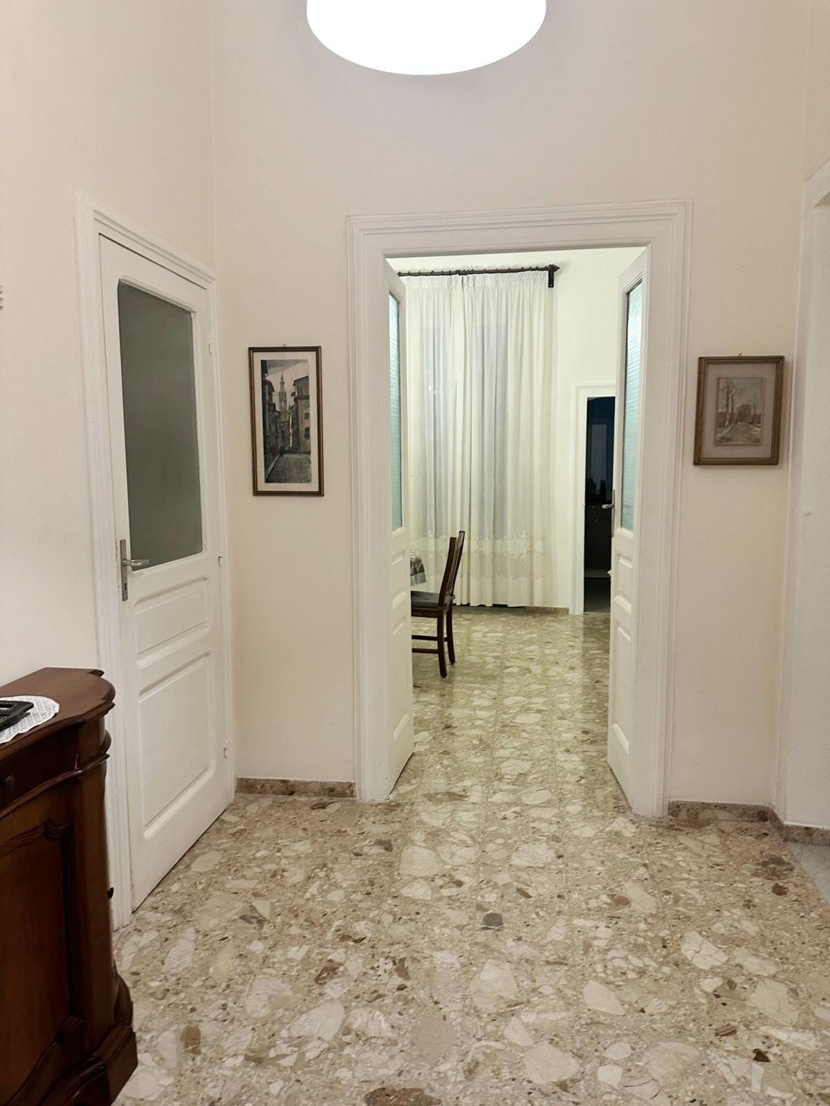 STANZE ARREDATE IN APPARTAMENTO RISTRUTTURATO A STUDENTI VIA CARDASSI PIENO CENTRO DI BARI