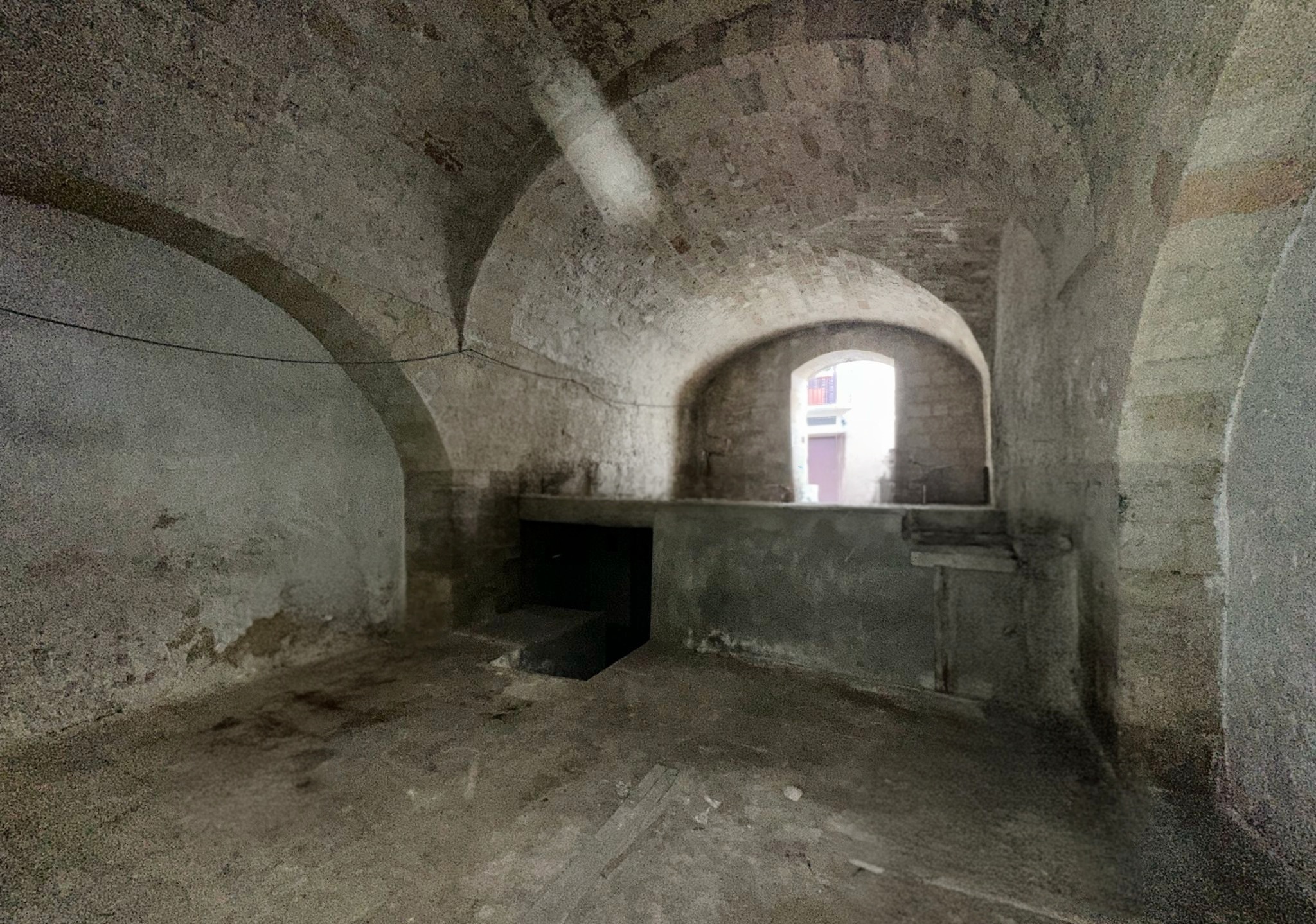 Vendesi Locale via Prologo 15 vicino darsena di Trani
