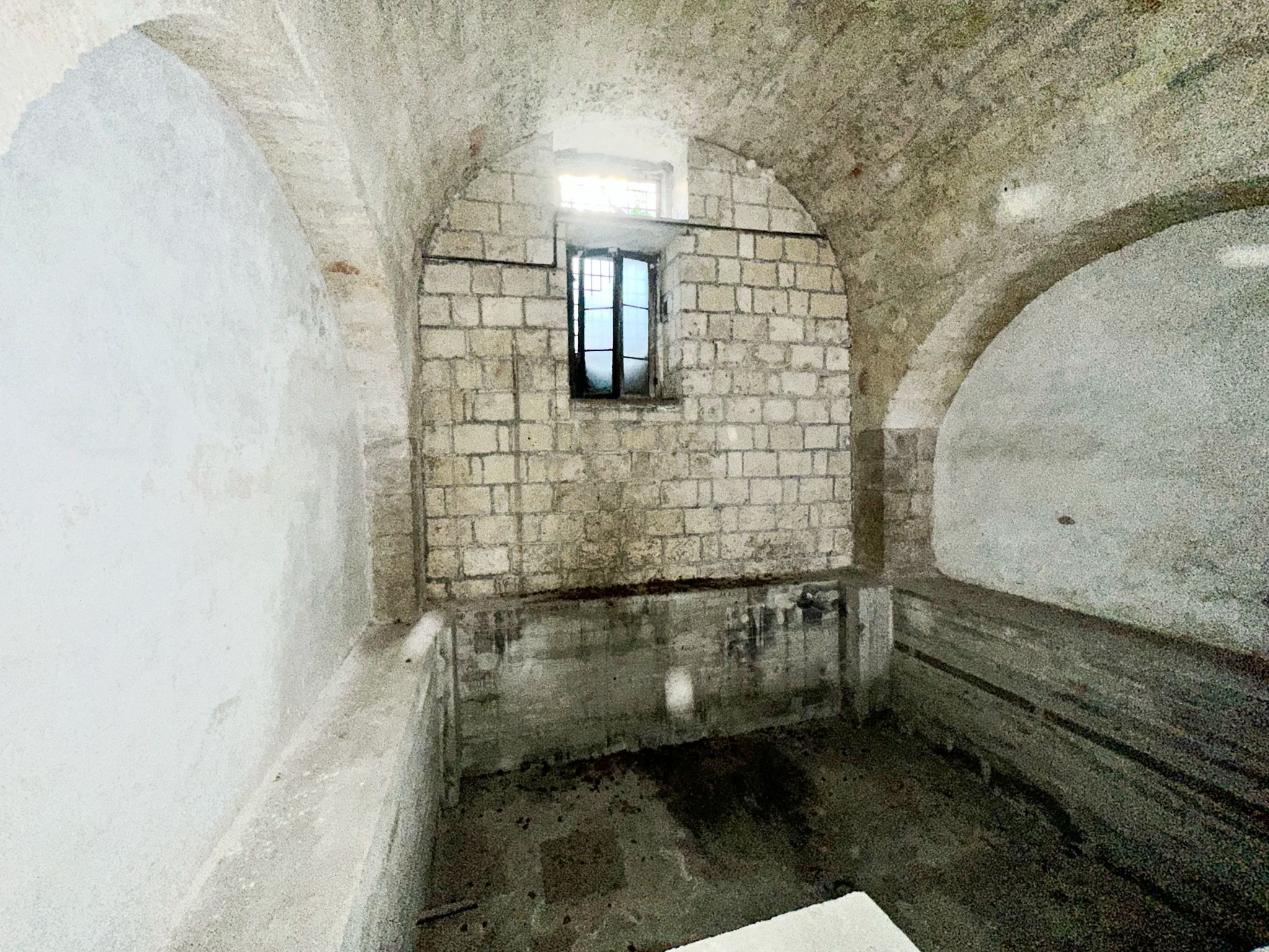 Vendesi Locale via Prologo 15 vicino darsena di Trani