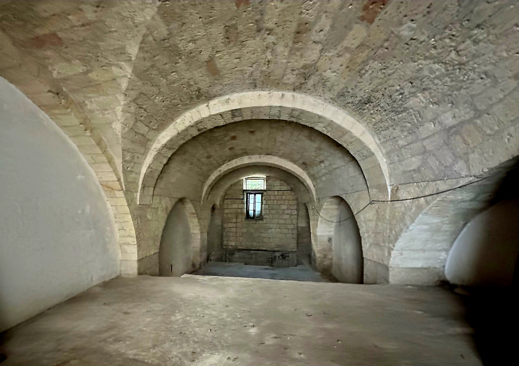 Vendesi Locale via Prologo 15 vicino darsena di Trani