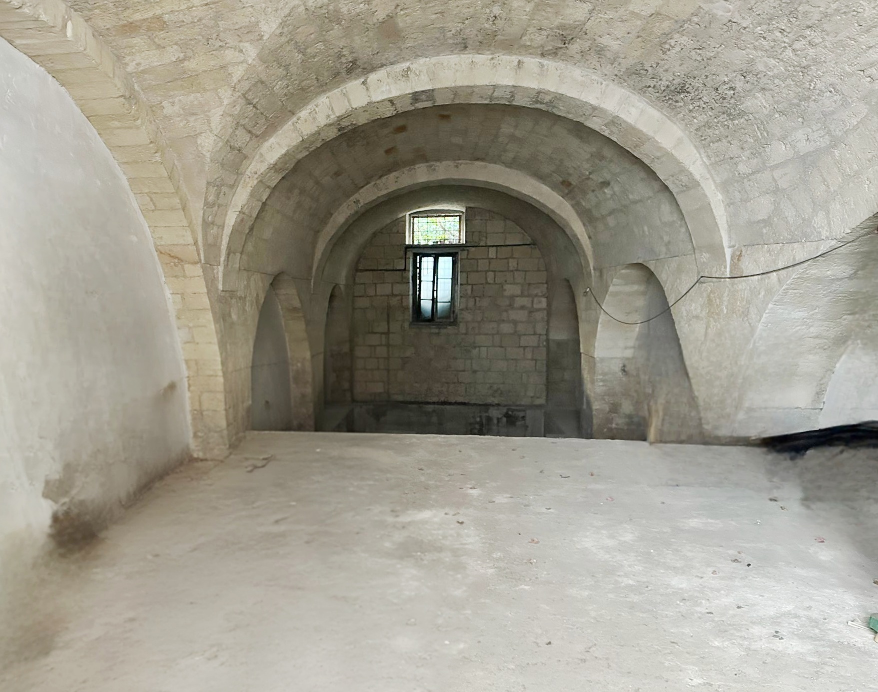 Vendesi Locale via Prologo 15 vicino darsena di Trani