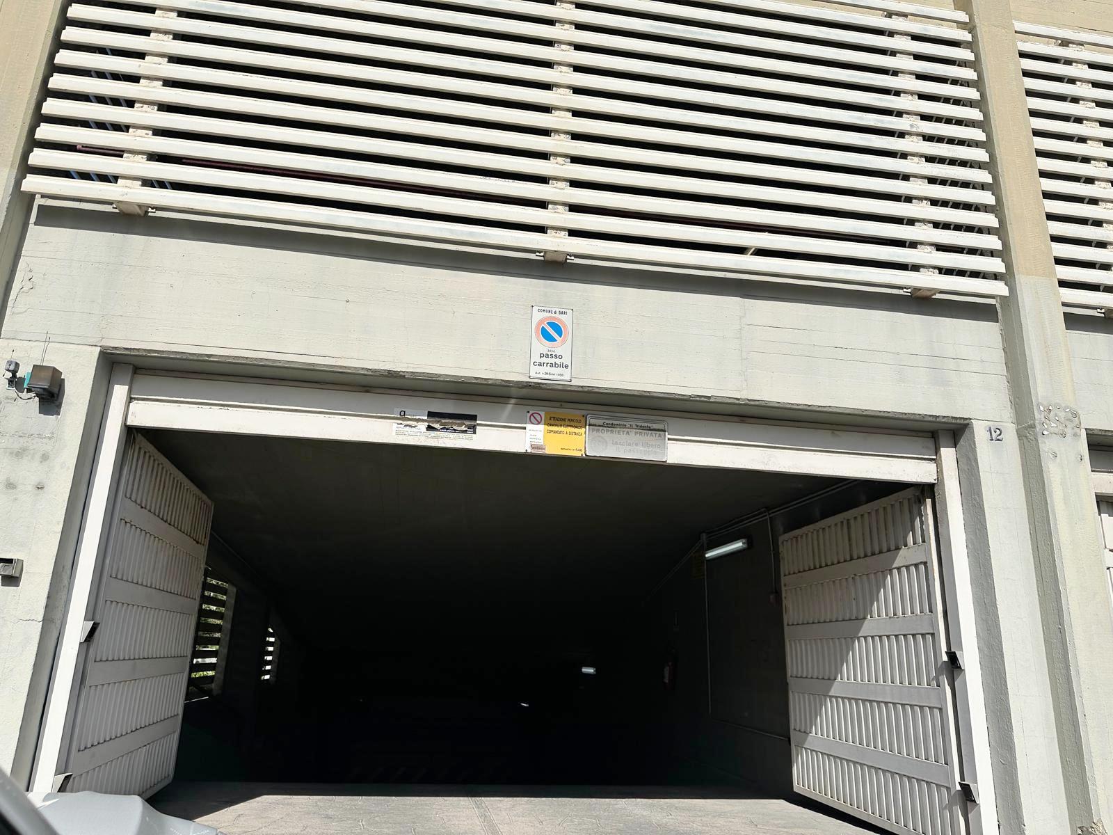 Vendesi box auto doppio via Tridente Bari