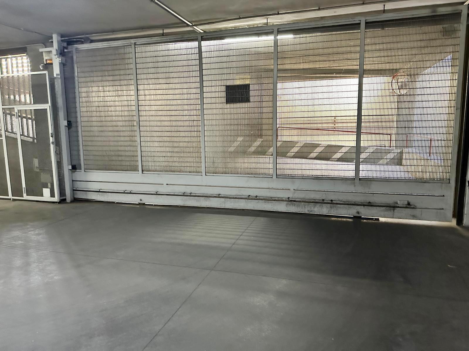 Vendesi box auto doppio via Tridente Bari