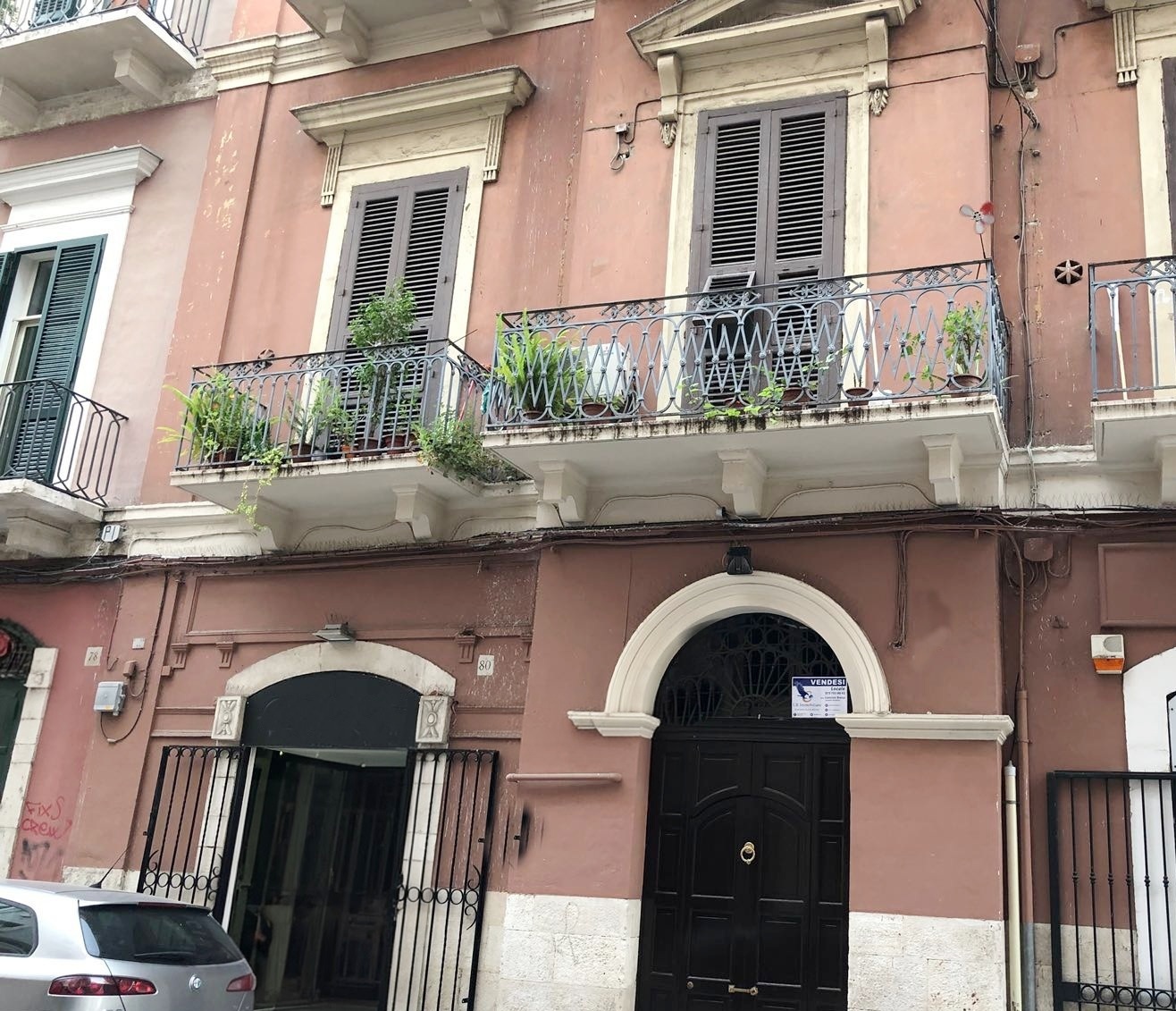 AFFITTASI LOCALE IN VIA ROBERTO DA BARI